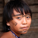 Yanomami-indiánat leat eanemus dovddus indiánajoavku Amazonasis, ja sii ellet buoremuddui ain árbevirola&#154; lági mielde. (Govva: Rainforest Foundation Norway / ISA Brazil)